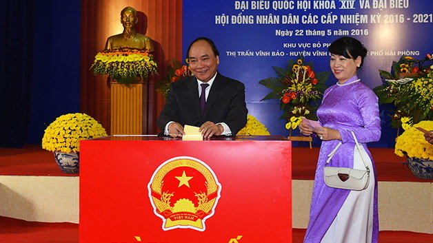 Phó Thủ tướng Nguyễn Xuân Phúc cùng phu nhân bỏ phiếu tại Hải Phòng - Ảnh: Tiến Thắng