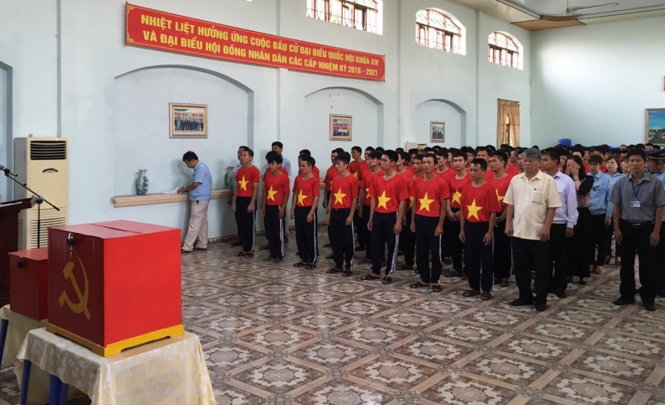 Các học viên tại trung tâm GD-LĐXH Gia Minh (huyện Thủy Nguyên, TP Hải Phòng) thực hiện các nghi thức trước khi bỏ phiếu bầu - Ảnh: Trung Thu