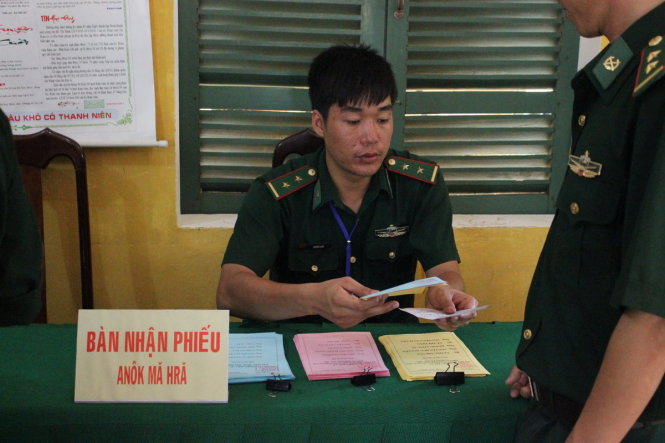 Các điểm bầu cử tại tỉnh Đắk Lắk đều hướng dẫn bằng chữ Việt và chữ Êđê để phục vụ cử tri người dân tộc thiểu số - Ảnh: Hà Bình