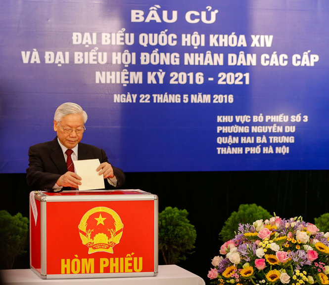 Tổng bí thư Nguyễn Phú Trọng bỏ phiếu thực hiện quyền công dân của mình.