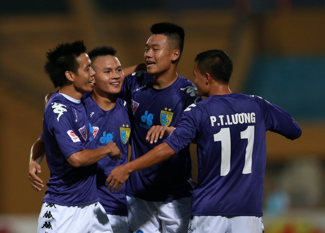 Các cầu thủ Hà Nội T&T ăn mừng bàn thắng vào lưới QNK Quảng Nam. Ảnh: Nam Khánh