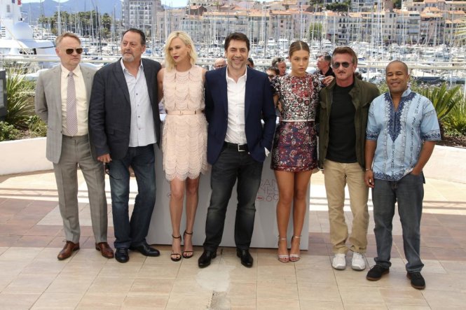 Theron (đầm trắng) và Penn (giầy trắng) không nhìn mặt nhau trong buổi chụp ảnh tại Cannes.