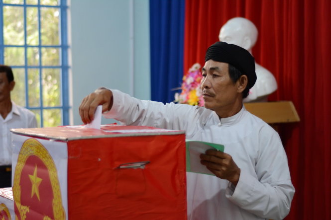 Bà con giáo dân tham gia bỏ phiếu tại khu vực bỏ phiếu số 605, xã Long Thành Bắc, huyện Hòa Thành (Tây Ninh) - Ảnh: Đức Trong