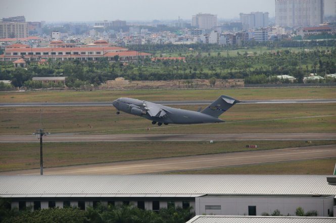 Sau khi xuống hàng hết máy bay vận tải C17 lại lần lượt rời khỏi sân bay Tân Sơn Nhất