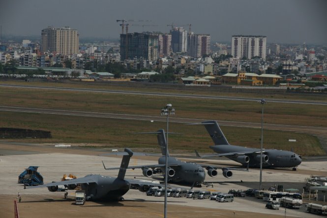 Ba chiếc C17 trở những kiện hàng hoá cuối cùng xuống sân bay Tân Sơn Nhất phục vụ cho chuyến thăm của Tổng thống Obama tới TP.HCM - Ảnh: KHOA TRẦN