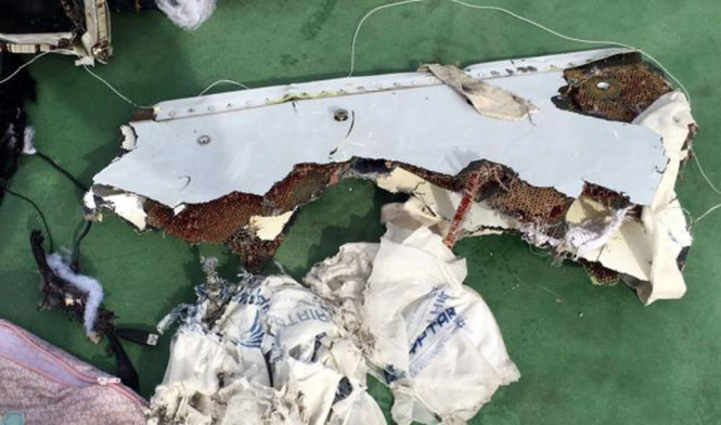 Những mảnh vỡ máy bay đầu tiên thu được từ hiện trường tai nạn - Ảnh: Reuters