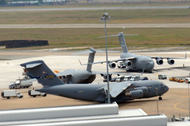 Ba chiếc máy bay vận tải C17 đã có mặt tại sân bay Tân Sơn Nhất mang các trang thiết bị phục vụ cho chuyến công du tại Việt Nam của tổng Obama - Ảnh: HỮU KHOA
