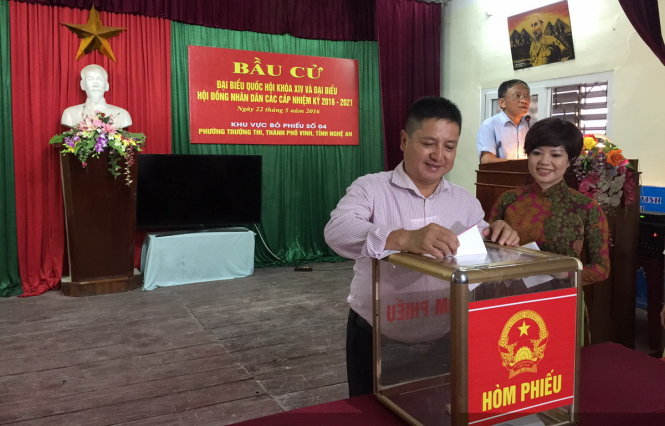 Vợ chồng NSUT Chí Trung cùng đi bỏ phiếu bầu cử - Ảnh: NVCC
