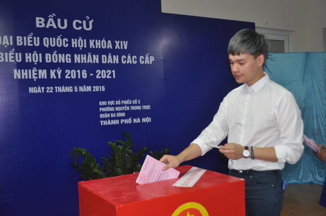 Ca sĩ trẻ Nguyễn Trần Trung Quân tham gia bỏ phiếu bầu cử - Ảnh: V.V.TUÂN