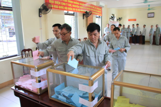 Những người bị tạm giam, tạm giữ tại Trại tạm giam công an tỉnh Quảng Ninh tham gia bỏ phiếu bầu chọn đại biểu nhân dân