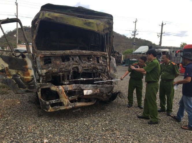 Chiếc xe tải trong vụ tai nạn cũng bị biến dạng phần đầu và bị cháy