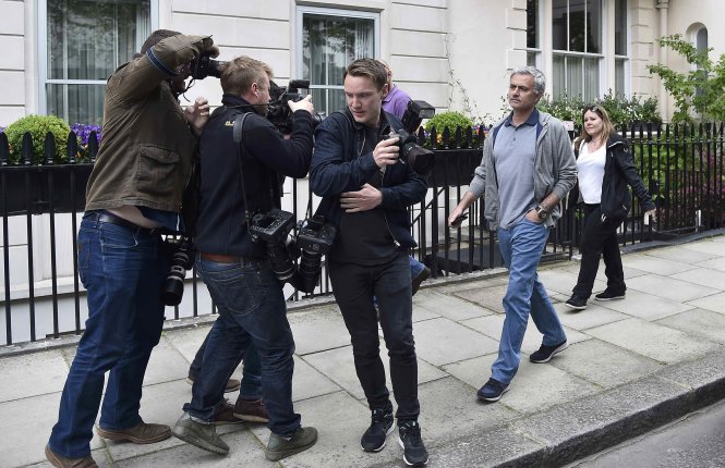 HLV Mourinho được các phóng viên ảnh theo sát khi rời khỏi nhà tại Lodon. Ảnh: Reuters
