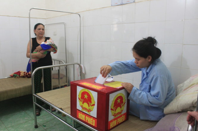 Cử tri Hà Thị Tuyết bỏ phiếu tại khoa sản Bệnh viện Đa khoa huyện Quan Sơn (Thanh Hóa) - Ảnh: Hà Đồng