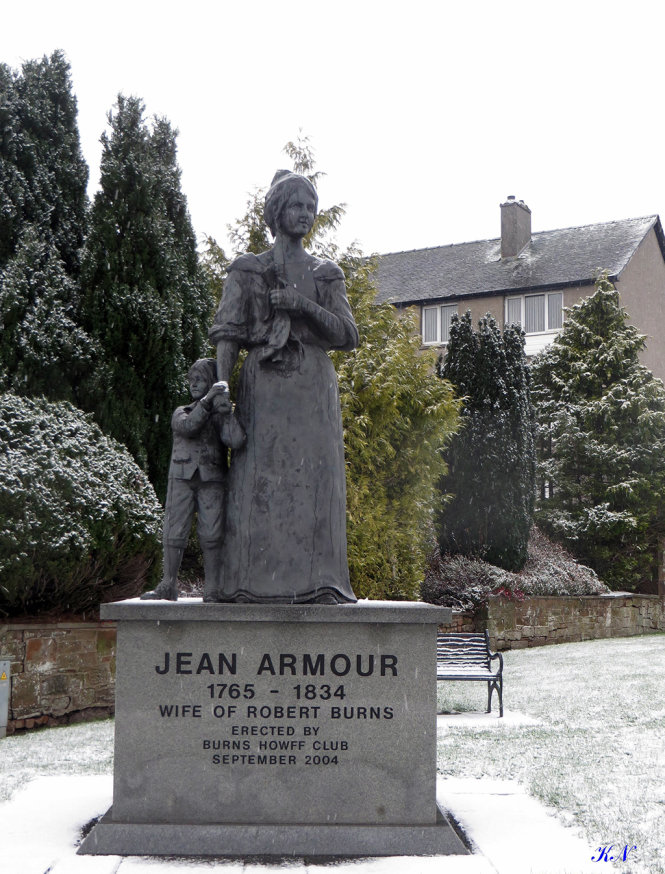 Tượng người vợ Jean Armour ( 1765-1834) dựng nên vào tháng 9/2004, nằm cách không xa nhà thờ St Micheal