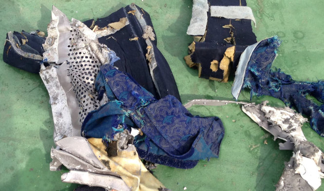 Các mảnh còn lại của một chiếc ghế trên chiếc máy bay gặp nạn được quân đội Ai Cập tìm thấy - Ảnh: Reuters