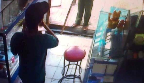 Thanh niên “ngáo đá” cầm hai con dao dọa chém người đi đường, sau đó xông vào cửa hàng gas trên đường Nguyễn Thế Hiển (P.5, Q.8) châm lửa đốt - Ảnh: Người dân cung cấp