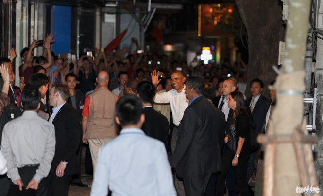 Tổng thống Obama tươi cười vẫy tay chào mọi người khi vừa bước xuống xe - Ảnh: Việt Dũng
