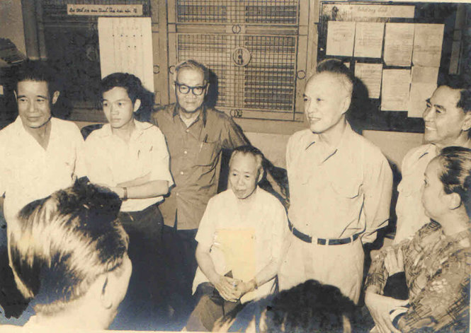 Các ứng cử viên Nguyễn Hữu Thọ, Huỳnh Tấn Phát, Lê Văn Nuôi... gặp gỡ 1.000 cử tri trẻ tại sân vận động Nhà văn hóa Thanh niên - số 4 Duy Tân vào tháng 4-1976 - Ảnh nhân vật cung cấp