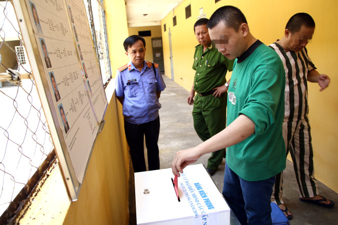 Bầu cử ngay tại buồng giam ở trại tạm giữ Q.11 (TP.HCM) - Ảnh: Ngọc Dương