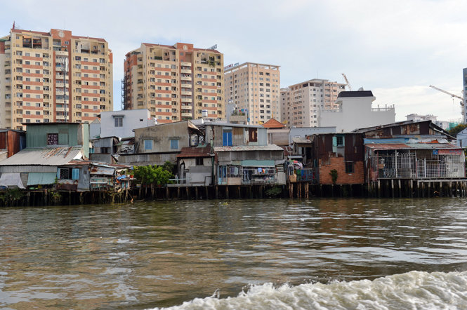 Nhiều căn nhà lụp xụp sống bên bờ trong kênh Tẻ, TP.HCM - Ảnh: Quang Định