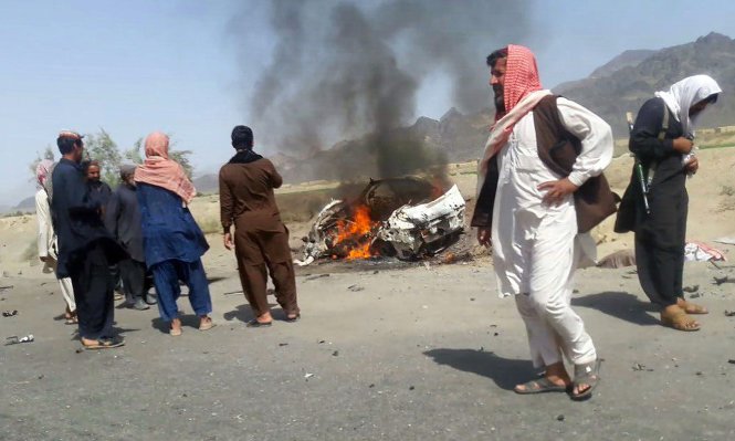 Chiếc xe chở Mullah Akhtar Mansour bị trúng không kích - Ảnh: AFP