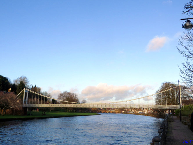Cầu Mới New Bridge trên đường Buccleuch nổi bật sắc trắng giữa một ngày trời nắng đẹp