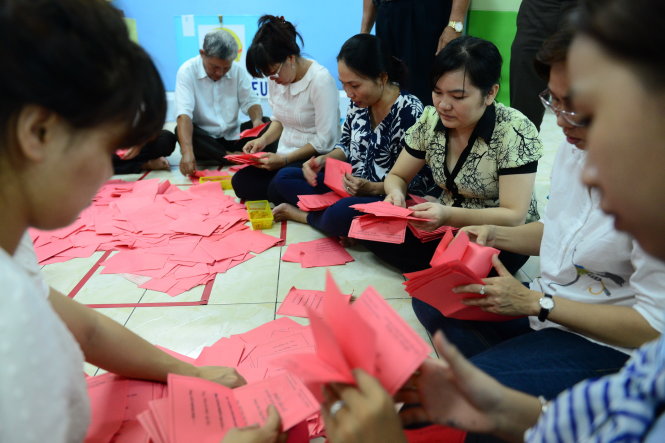 Tổ viên tổ bầu cử tại khu vực bỏ phiếu số 97, P.15, Q.10, TP.HCM phân loại phiếu bầu cử lúc 19g06 ngày 22-5 - Ảnh: Quang Định