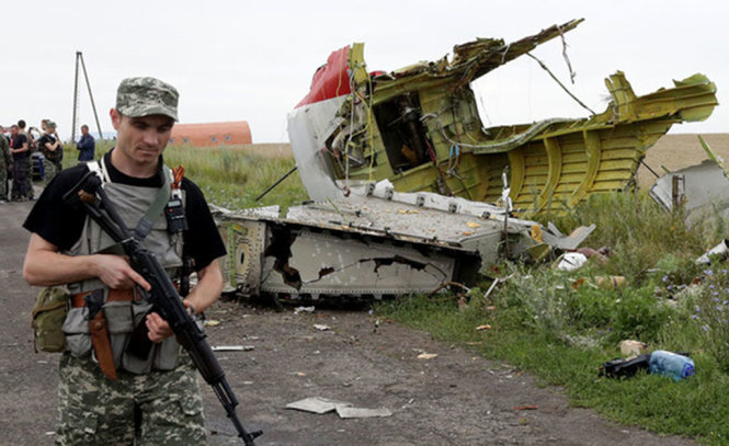 Một mảnh vỡ của máy bay MH17 tại hiện trường vụ tai nạn - Ảnh: Kyivpost