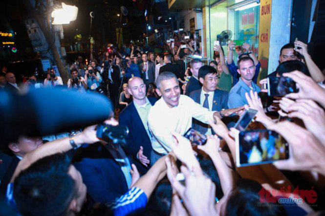 Tổng thống Mỹ Obama ông thân thiện bắt tay người dân - Ảnh Nguyễn Khánh