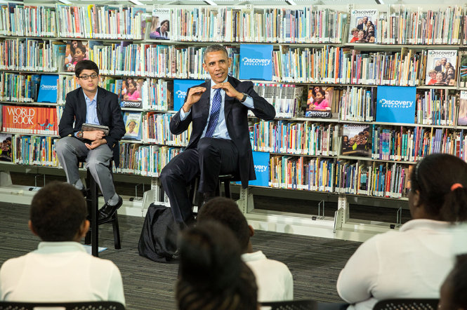 Obama trong buổi giao lưu với học sinh trong chương trình giáo dục khám phá tại thư viện Anacostia