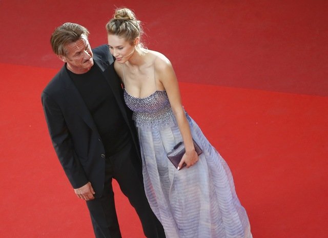 Sean Penn và con gái Dylan Penn trên thảm đỏ Cannes.