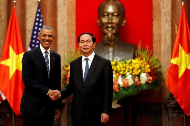 Chủ tịch nước Trần Đại Quang và Tổng thống Barack Obama trong cuộc gặp lịch sử - Ảnh: Reuters