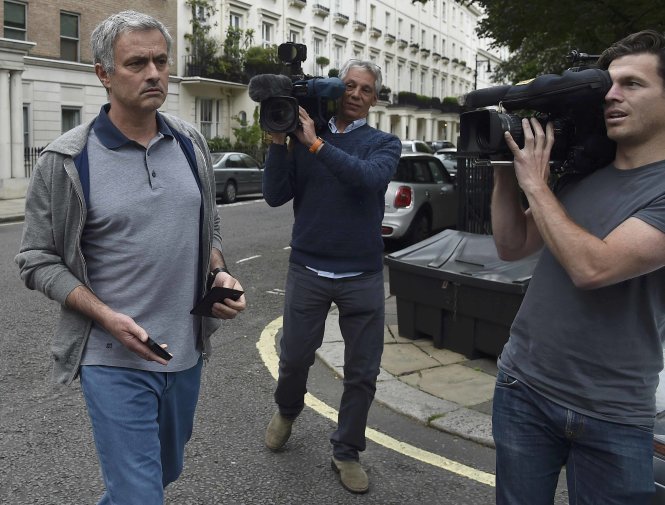 Ông Mourinho được giới truyền thông theo dõi sát sao ở London - Ảnh: Reuters