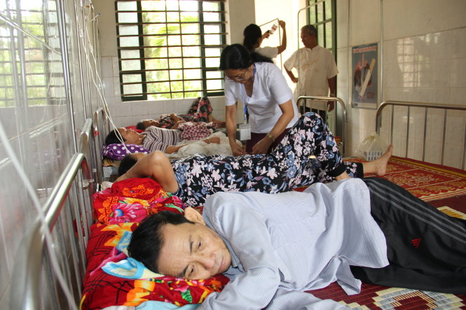 Người đăng ký bảo hiểm khám chữa bệnh tại trạm y tế xã Cẩm Nhượng (huyện Cẩm Xuyên, tỉnh Hà Tĩnh) rất đông nên phòng nội trú luôn kín người - Ảnh: TRƯỜNG TRUNG