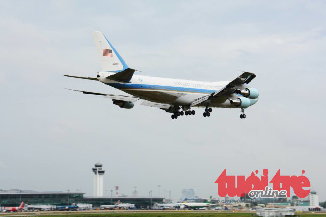 Chiếc Air Force One chở tổng thống Obama hạ cánh xuống sân bay Tân Sơn Nhất - Ảnh: BẢO DUY