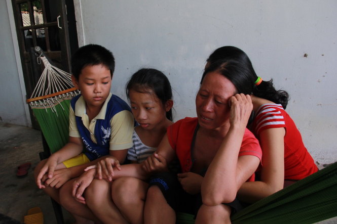 Bà Tụ khóc thảm thiết trước cái chết của chị My - Ảnh: Trần Mai