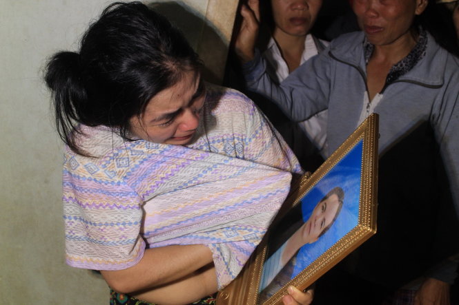 Người con gái tội nghiệt vừa mất cha mấy tháng nay lại tiếp tục mất mẹ - Ảnh: Trần Mai