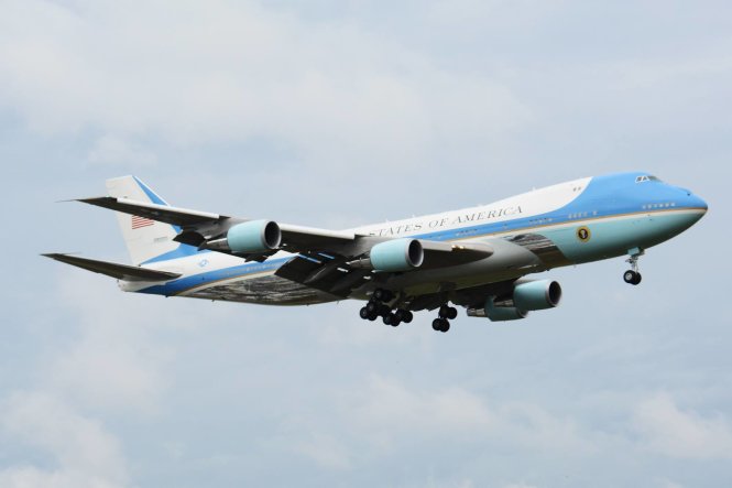 Chiếc Air Force One chở tổng thống Obama vừa hạ cánh xuống sân bay Tân Sơn Nhất.