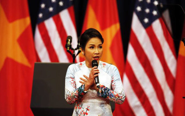 Ca sĩ Mỹ Linh hát quốc ca tại Trung tâm hội nghị quốc gia Mỹ Đình ngày 24-5 - Ảnh: Việt Dũng