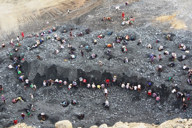 Các lao động thời vụ đang tìm kiếm đá quý ở thị trấn Hpakant, bang Kachin - Ảnh: Myanmar Now