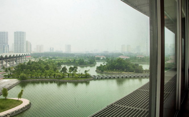 Phòng tổng thống có nhiều ô cửa kính lớn nhìn ra không gian xanh của Hà Nội