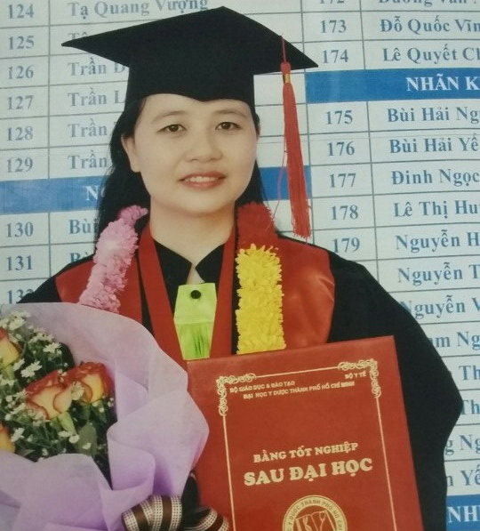 Bác sĩ Nguyễn Thị Hiền nhận bằng thạc sĩ y khoa - Ảnh: H.N.