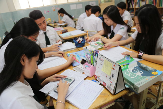 Học sinh lớp 12 Trường THCS-THPT Thái Bình (Q.Tân Bình, TP.HCM) trong giờ ôn thi chuẩn bị kỳ thi THPT quốc gia 2016 - Ảnh: Như Hùng