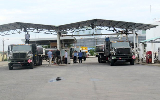 Hình 4: Nhân viên an ninh Mỹ đang kiểm tra việc cấp nhiên liệu cho xe tra nạp phục vụ chuyên cơ - Ảnh: H.Đoàn