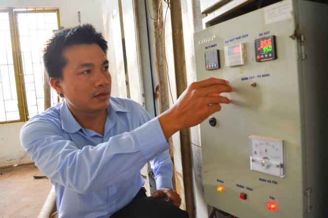 Anh Nguyễn Minh Vũ kiểm tra chiếc tủ điều khiển 
lò sấy máy biến áp  
- Ảnh: L.Hồng