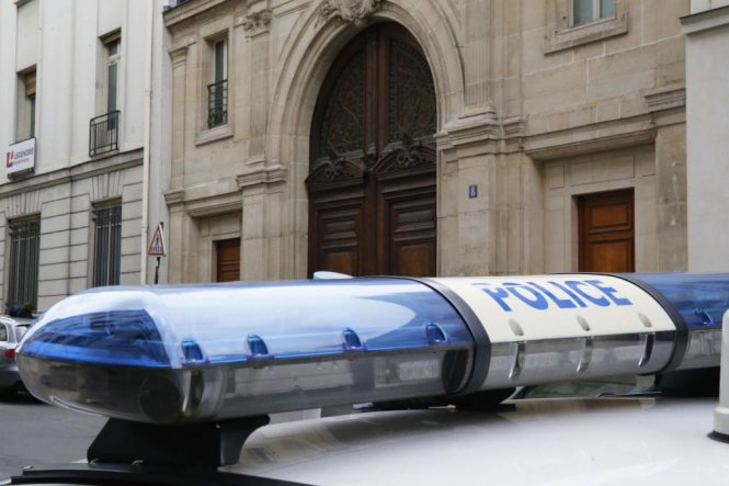 Xe cảnh sát đậu trước văn phòng Google tại Paris - Ảnh: Brunchnews