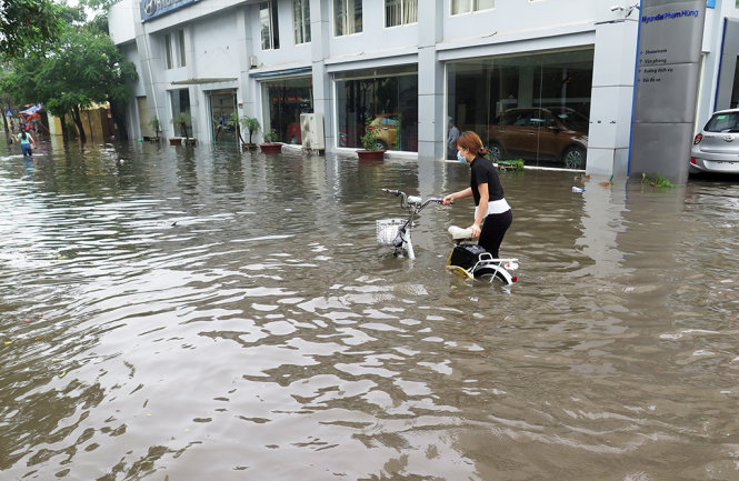 Nước ngập sâu ở trước bệnh viện Bộ Công an 19-8 - Ảnh: QUANG THẾ