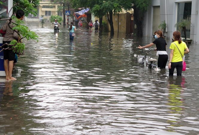 Nhiều tuyến phố của Hà Nội chìm sâu trong nước sau những trận mưa đếm qua đến sáng nay - Ảnh: QUANG THẾ