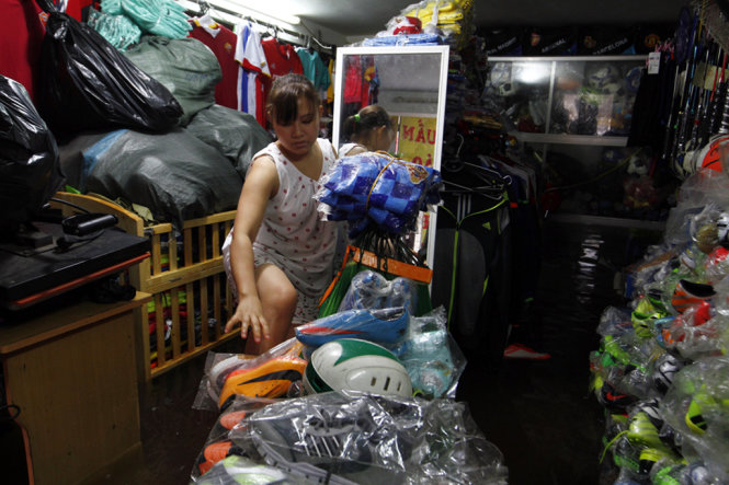 Nhiều cửa hàng kinh doanh tại phố Phan Văn Trường bị ngập tận trong nhà