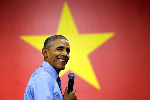 Ông Obama trò chuyện  với giới trẻ bằng phong thái trẻ trung, cởi mở - Ảnh: Reuters